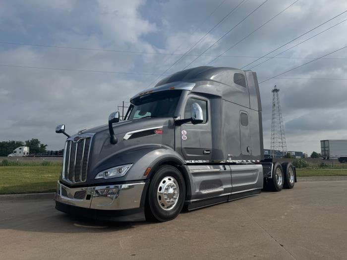 2026 Peterbilt 579 — photo 2