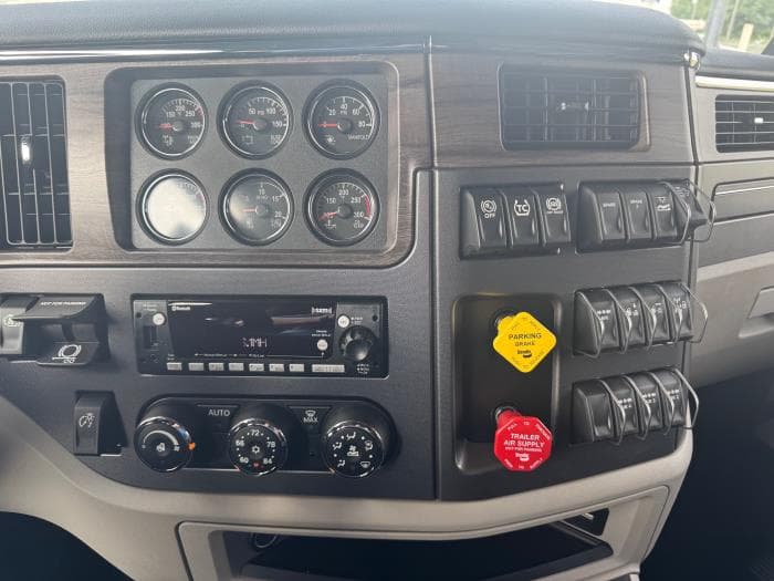 2026 Peterbilt 579 — photo 16