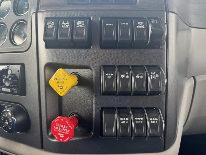 2026 Peterbilt 579 — photo 17