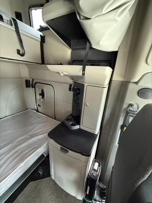 2022 Peterbilt 579 — photo 9