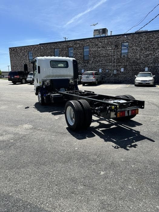 2025 Isuzu NPR — photo 9