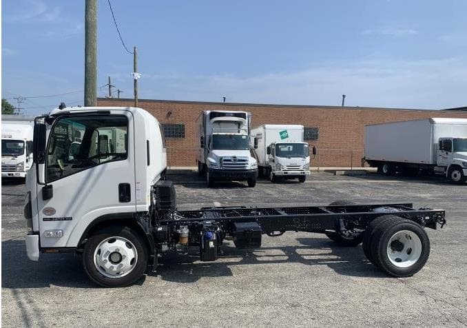 2025 Isuzu NPR — photo 10