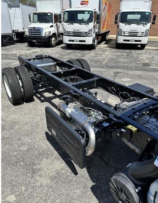 2025 Isuzu NPR — photo 11