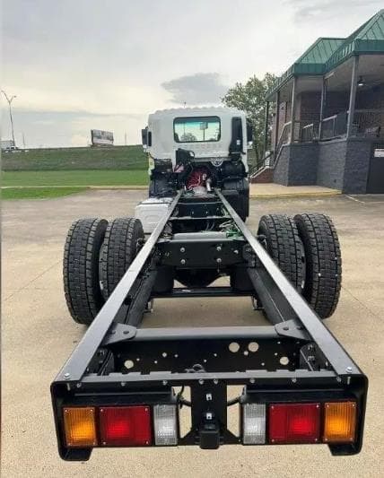 2025 Isuzu FVR — photo 6