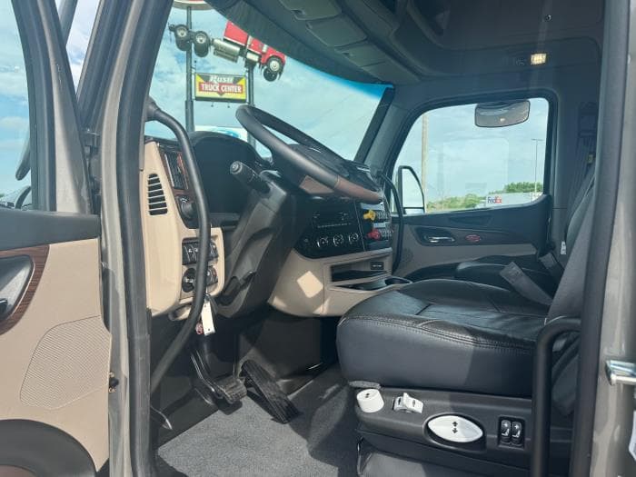2026 Peterbilt 579 — photo 13