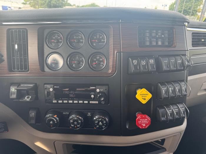 2026 Peterbilt 579 — photo 16