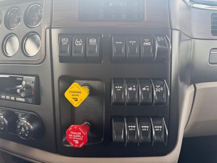 2026 Peterbilt 579 — photo 17