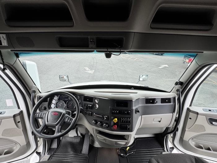 2021 Peterbilt 579 — photo 14