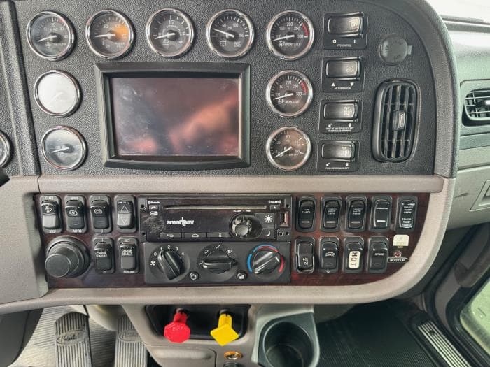 2017 Peterbilt 389 — photo 14