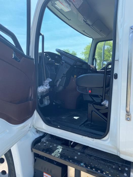 2025 Hino L6 — photo 5