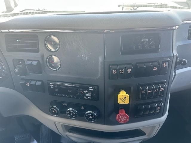 2021 Peterbilt 579 — photo 4