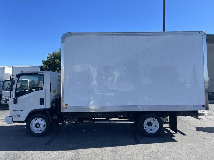 2025 Isuzu NPR — photo 3