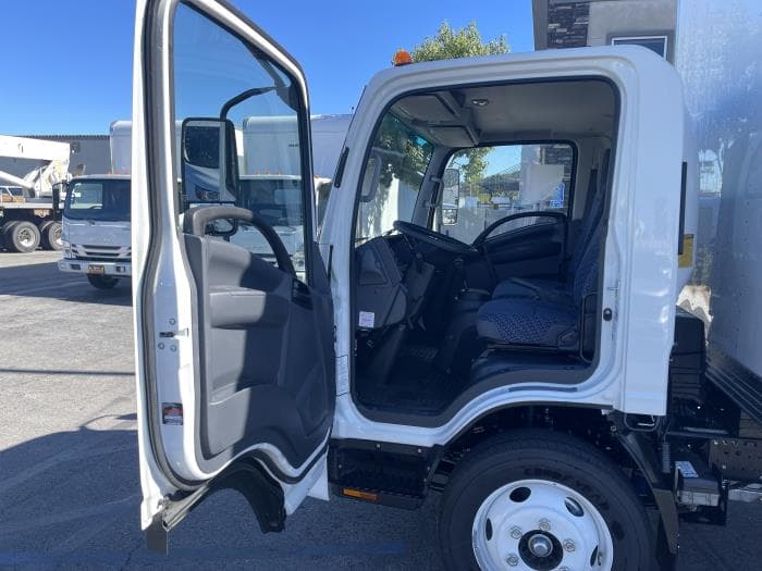 2025 Isuzu NPR — photo 11