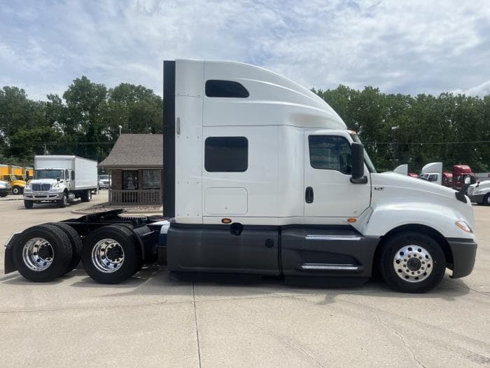 2021 International LT — photo 7