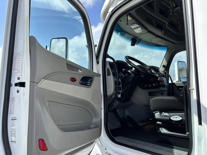 2021 Peterbilt 579 — photo 25