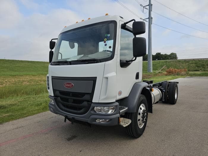 2025 Peterbilt 220EV — photo 2