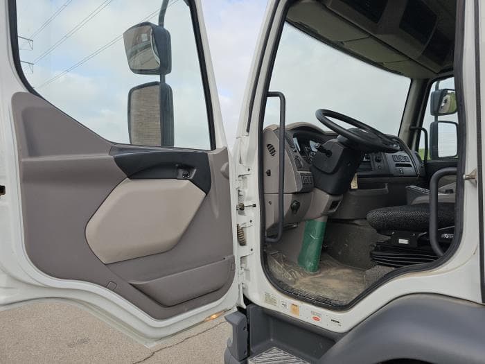 2025 Peterbilt 220EV — photo 10