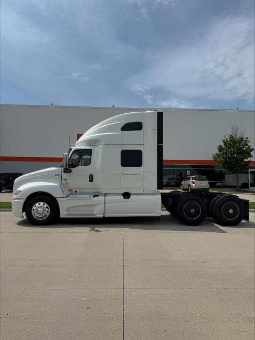 2026 International LT — photo 2