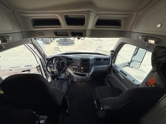 2021 Peterbilt 579 — photo 13