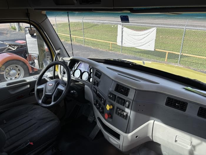 2020 Peterbilt 579 — photo 10