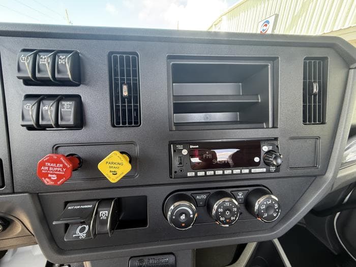 2026 Peterbilt 548 — photo 13