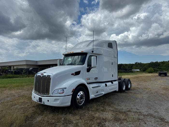 2022 Peterbilt 579 — photo 2