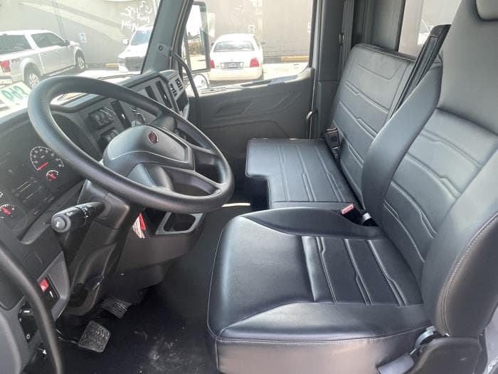 2025 Peterbilt 536 — photo 10