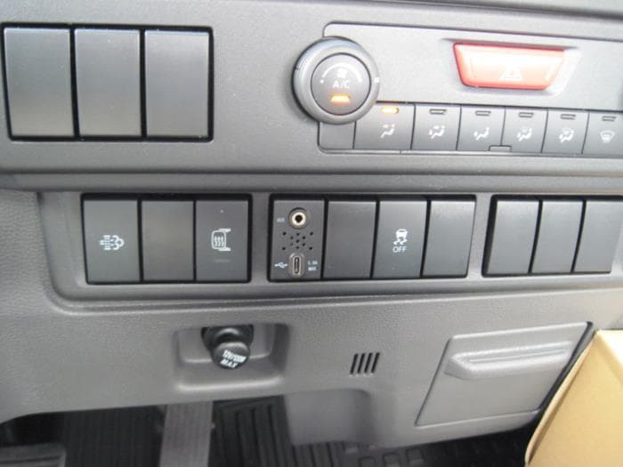 2025 Isuzu NRR — photo 9