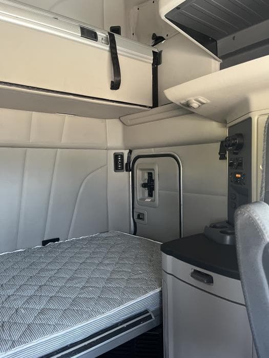 2022 Peterbilt 579 — photo 9