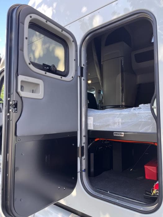 2026 Peterbilt 579 — photo 27