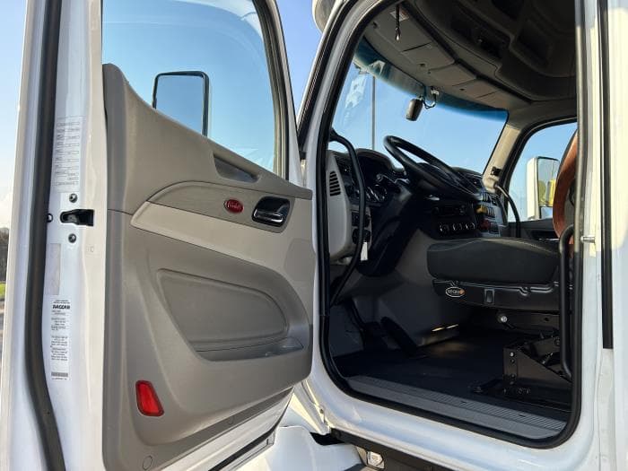 2021 Peterbilt 579 — photo 25