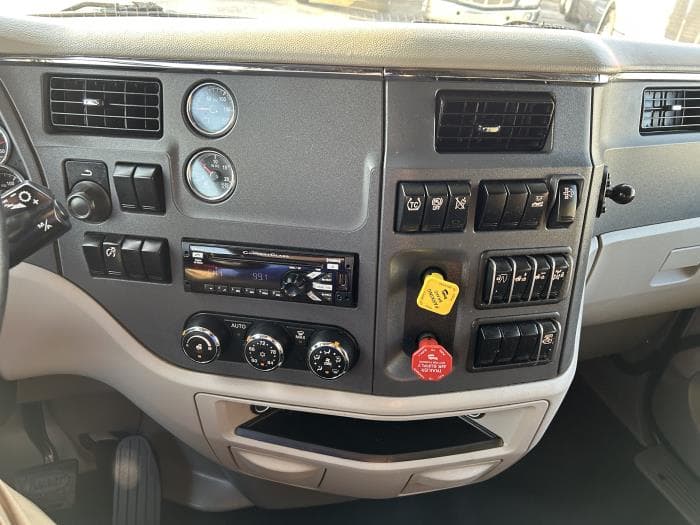 2021 Peterbilt 579 — photo 38