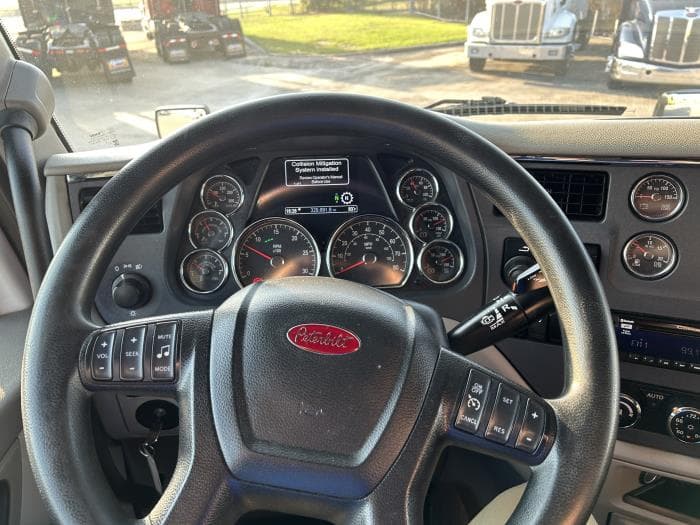 2021 Peterbilt 579 — photo 39