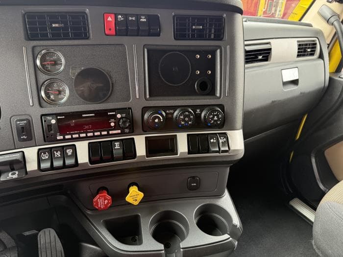 2023 Kenworth T680 — photo 7