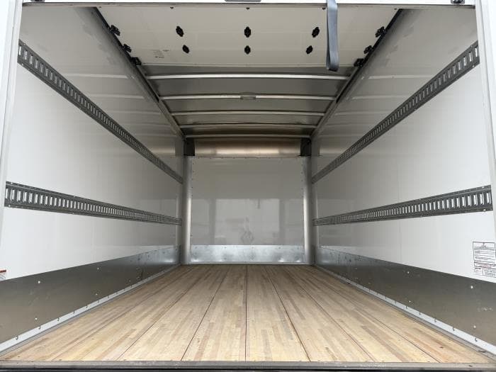 2025 Isuzu NQR — photo 10