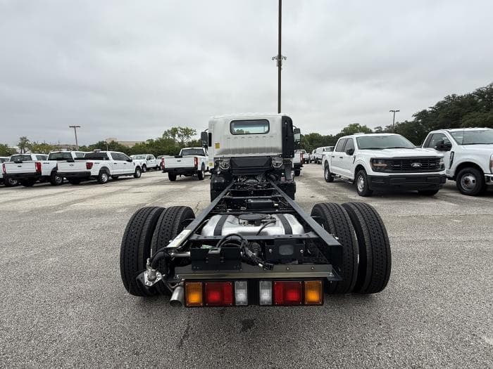 2025 Isuzu NRR — photo 8