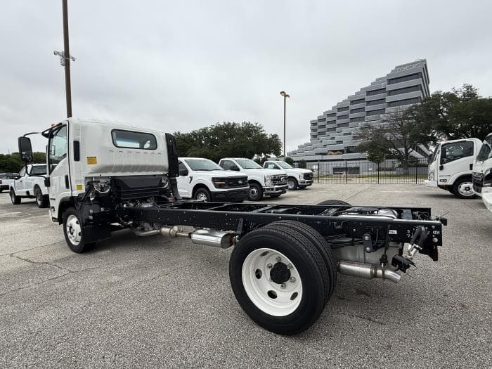 2025 Isuzu NRR — photo 9