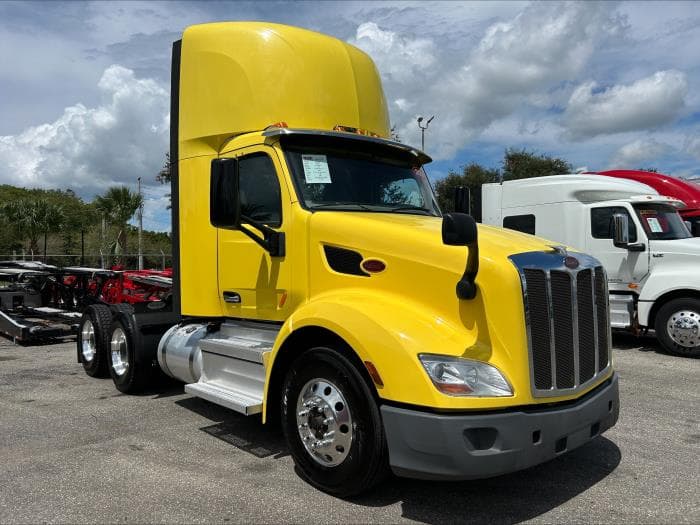 2021 Peterbilt 579 — photo 2