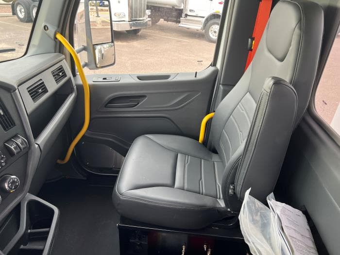 2026 Peterbilt 548 — photo 13