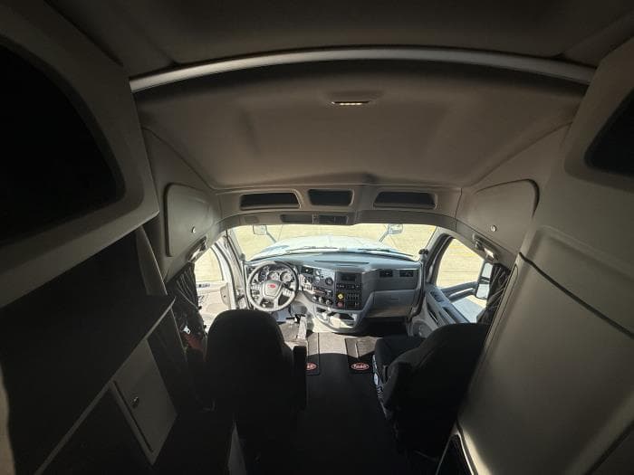 2021 Peterbilt 579 — photo 12