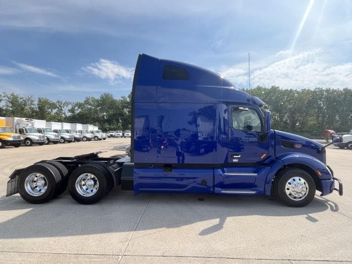 2022 Peterbilt 579 — photo 9