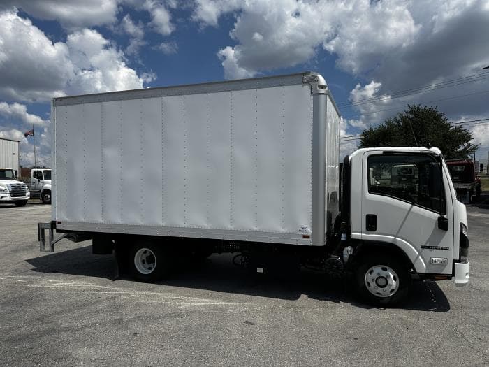 2025 Isuzu NPR — photo 9