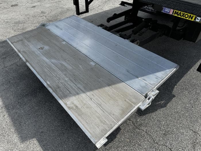 2025 Isuzu NRR — photo 9