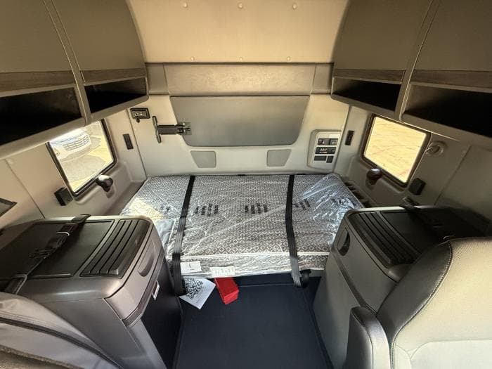 2026 International LT — photo 16