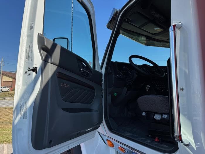 2026 International HX — photo 8