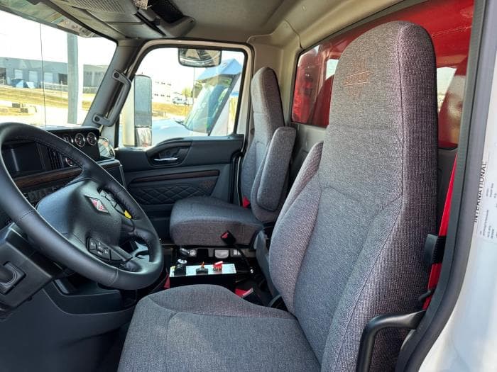 2026 International HX — photo 9