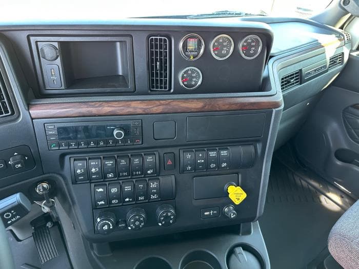 2026 International HX — photo 10