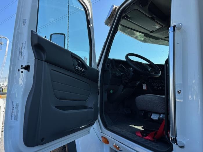 2026 International HX — photo 9