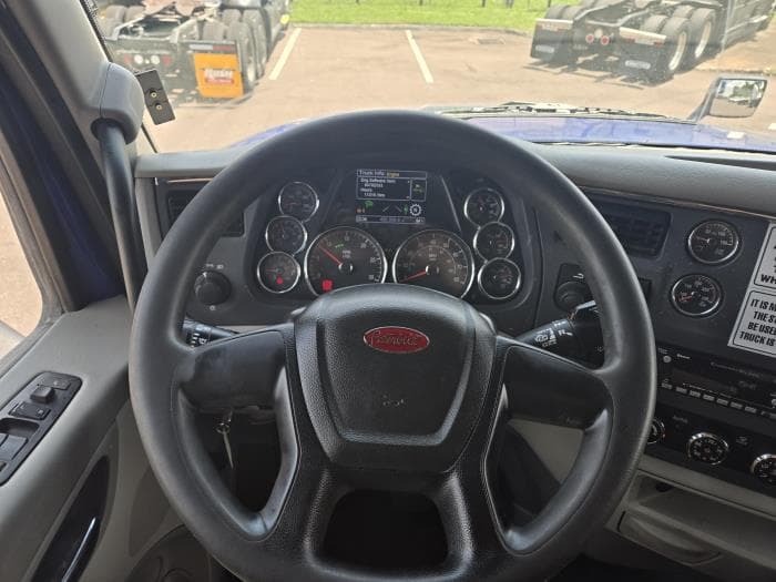 2022 Peterbilt 579 — photo 11