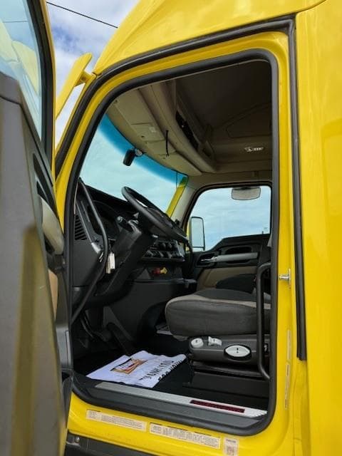 2023 Kenworth T680 — photo 16